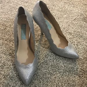 Betsey Johnson / Blue by BJ Altar Scalloped Pumps